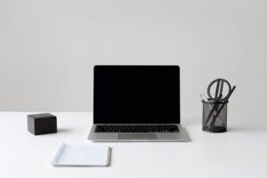 Cum să-ți organizezi spațiul de lucru pentru a crește productivitatea și a reduce stresul