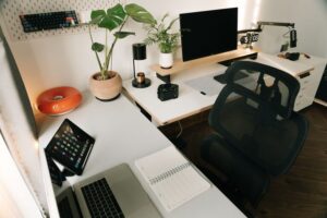 Moduri eficiente de a-ți organiza spațiul de lucru pentru productivitate acasă